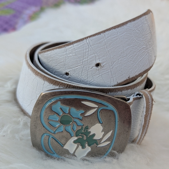 White Leather Belt with Silver Buckle - Picture 1 of 8